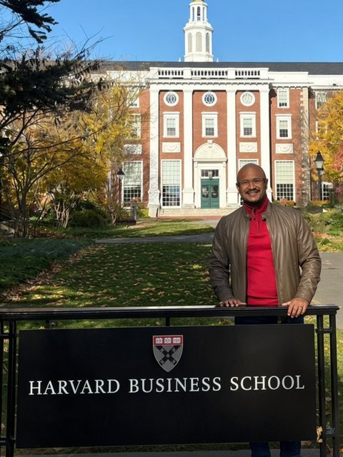 Ing. Oscar España, Mgs. en Harvard Business School
